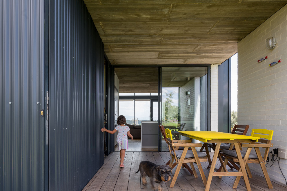 Modelo de terraza in patio lateral With barandilla de metal