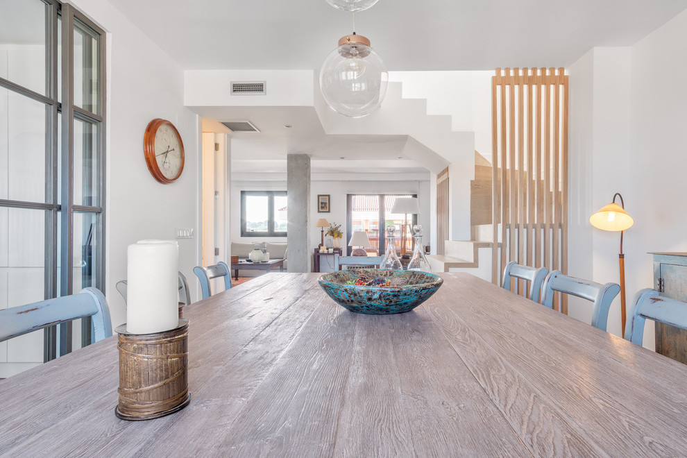 Foto de comedor romántico con paredes blancas y suelo de madera clara