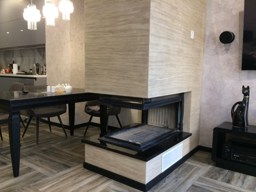 Установка трехстороннего камина с полкой из натурального камня