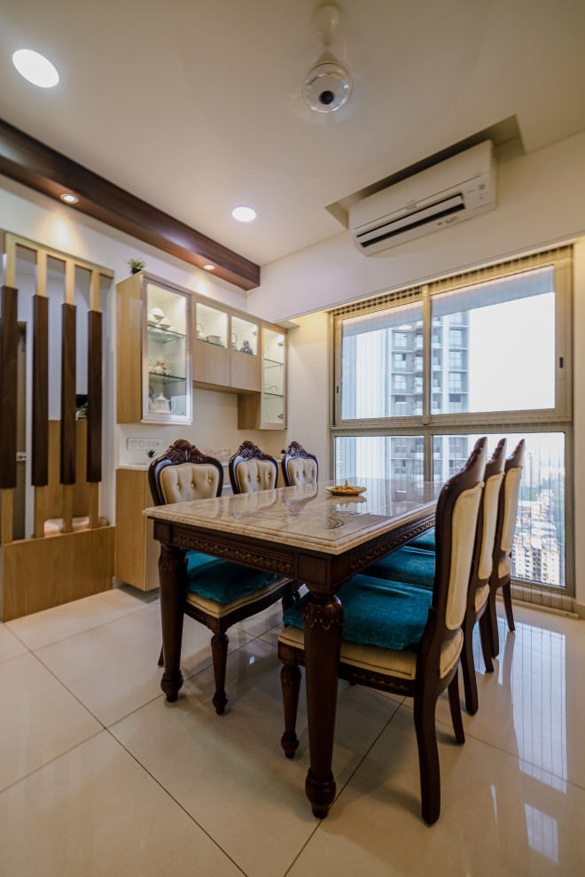 This is an example of a world-inspired dining room in Mumbai.