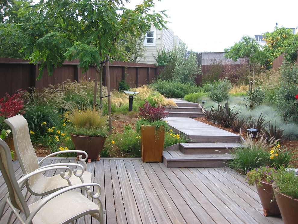 Design ideas for a contemporary backyard deck in San Francisco.
