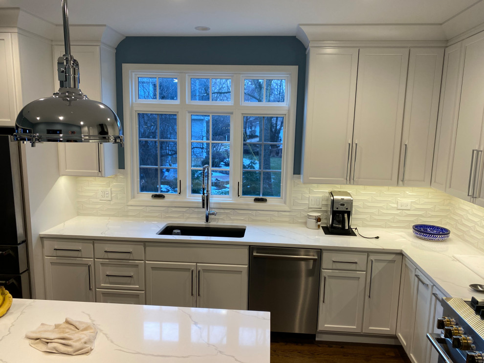 Kitchen - kitchen idea in Chicago
