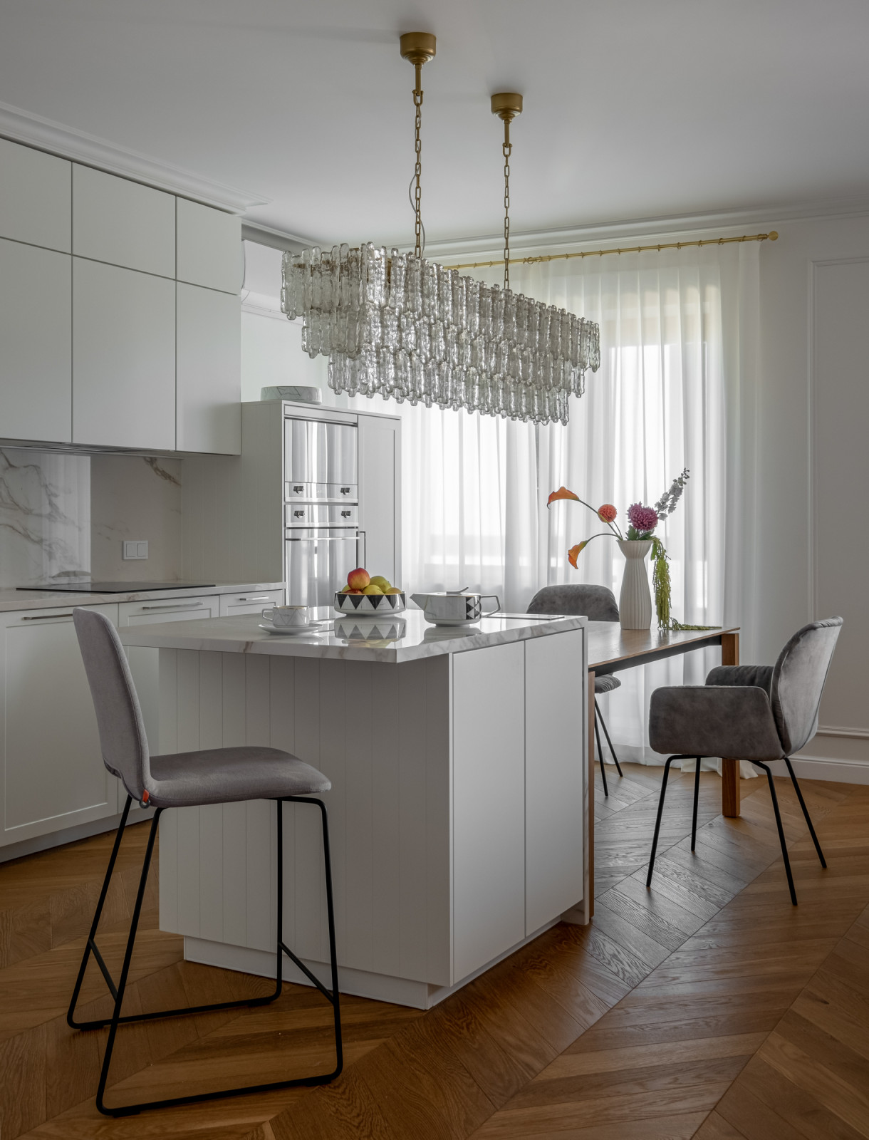 Вид на барную стойку для завтраков и кофе