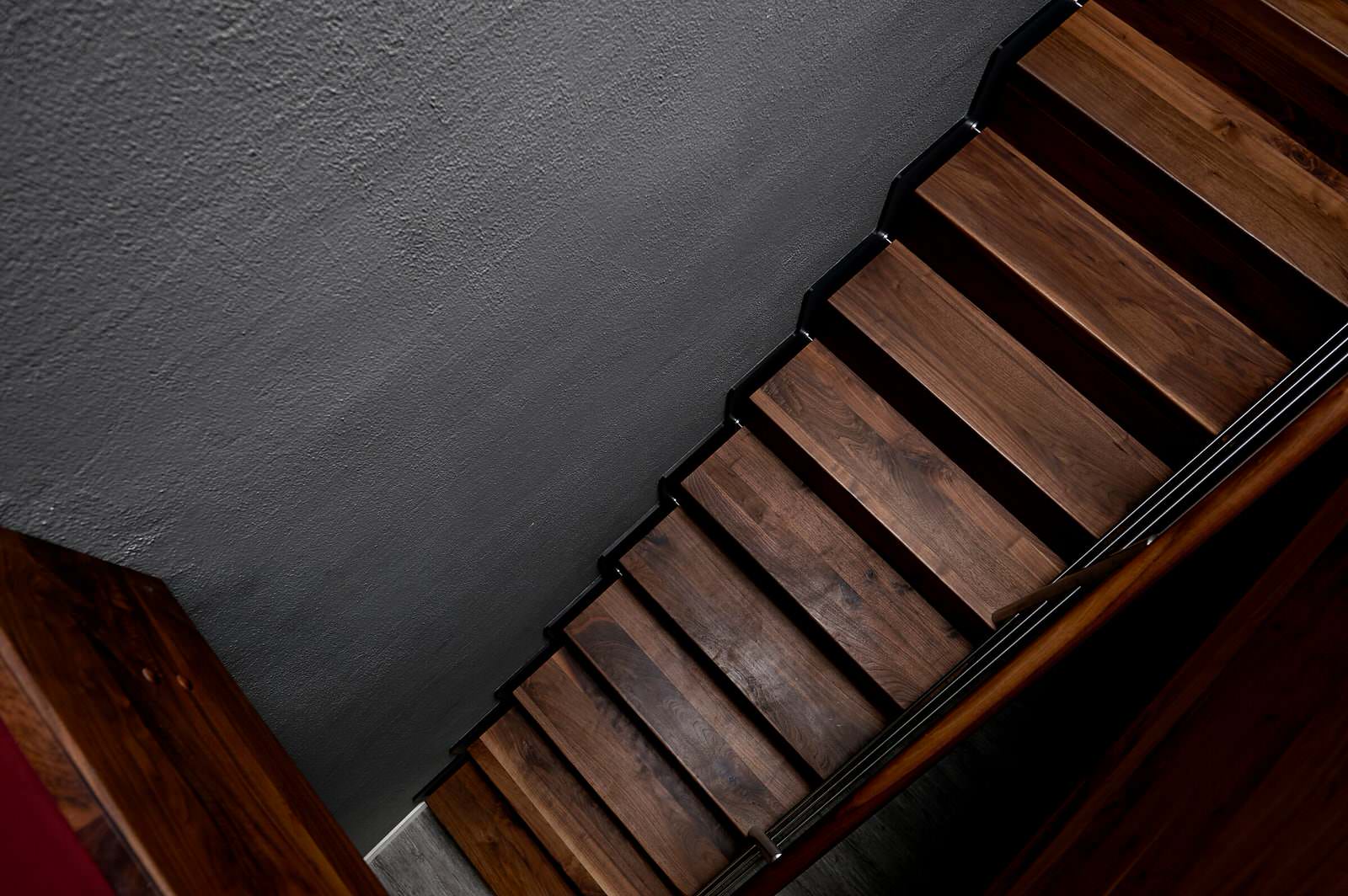 Консольная лестница из ореха с балюстрадой из нержавеющей стали