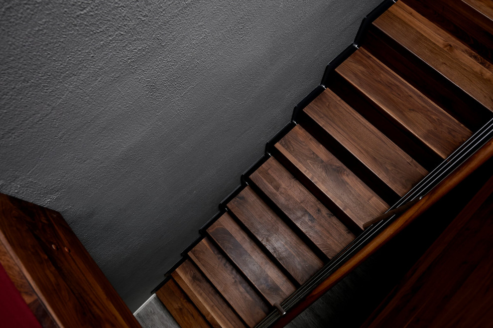 Консольная лестница из ореха с балюстрадой из нержавеющей стали