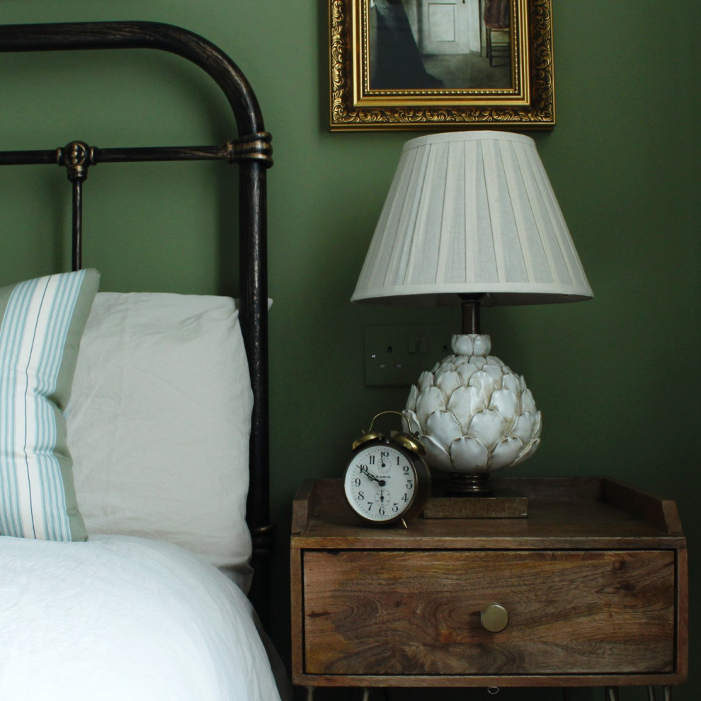 Idée de décoration pour une petite chambre bohème avec un mur vert et un sol blanc.