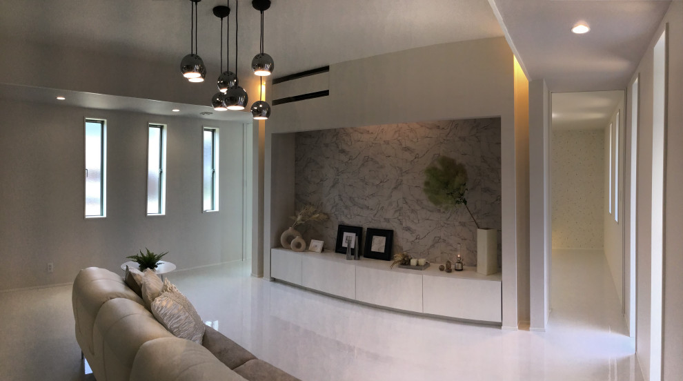 Idee per un soggiorno contemporaneo con pareti bianche, TV autoportante, pavimento bianco, soffitto in carta da parati e carta da parati