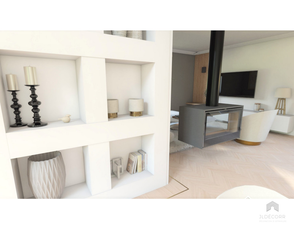 Modelo de salón abierto y beige y blanco tradicional renovado de tamaño medio con paredes blancas, suelo de madera clara, chimeneas suspendidas, televisor colgado en la pared, suelo blanco y bandeja
