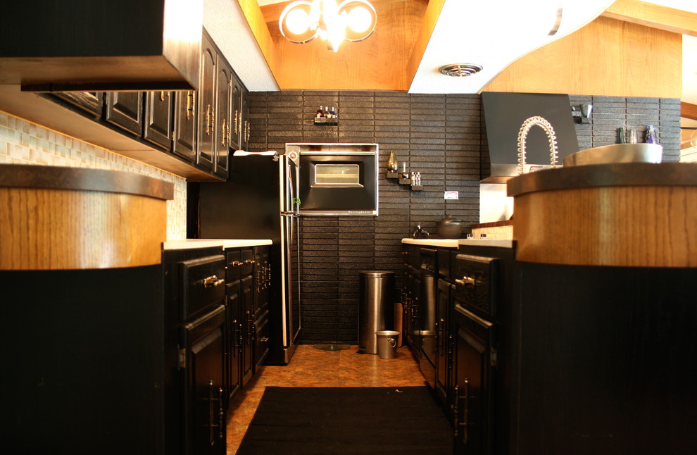 This is an example of an eclectic kitchen in Toronto.