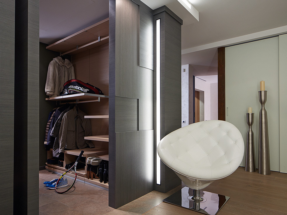 Contemporary gender-neutral walk-in wardrobe in Yekaterinburg with open cabinets.