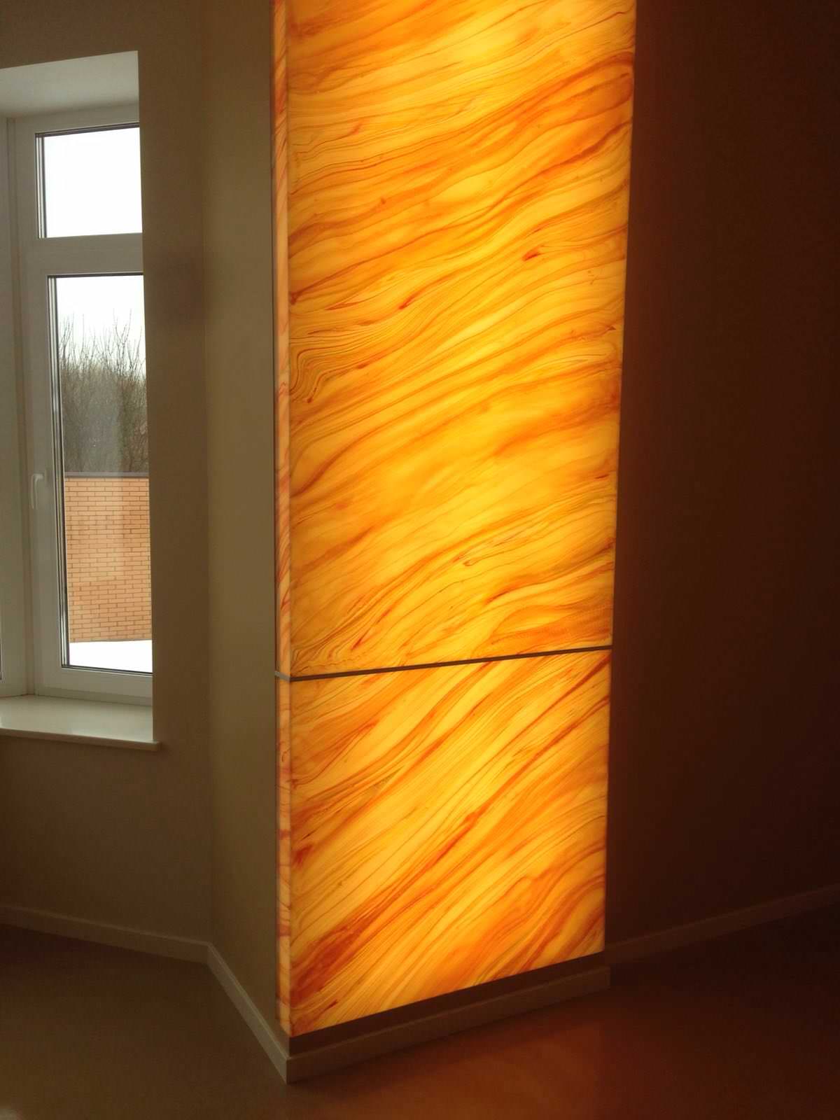 Колонны в загородном доме, из оникса