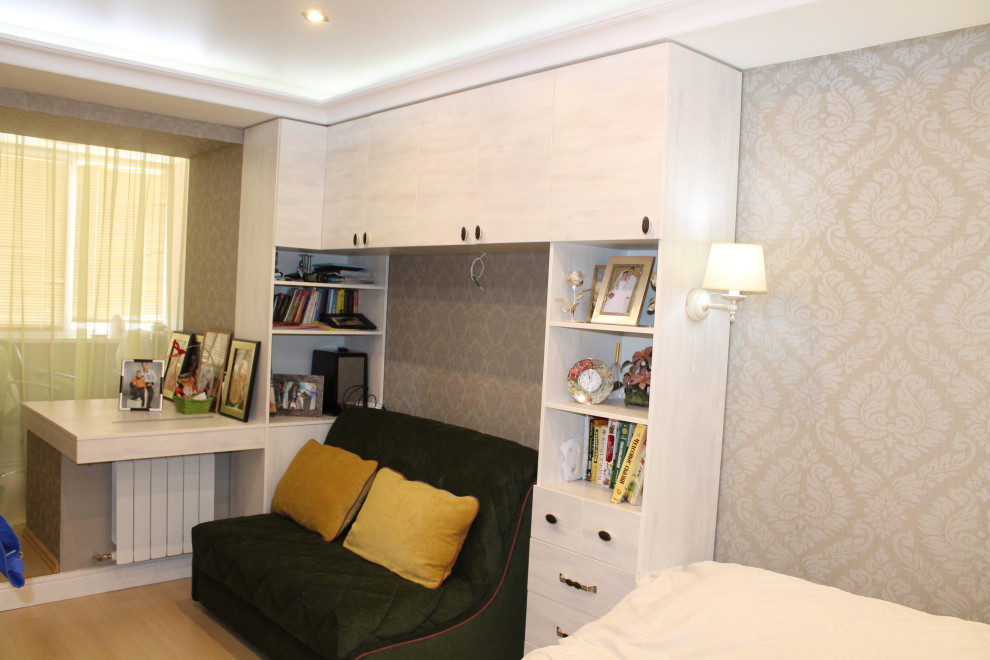 Imagen de dormitorio principal clásico renovado de tamaño medio sin chimenea con paredes beige, suelo laminado, suelo marrón, papel pintado y papel pintado