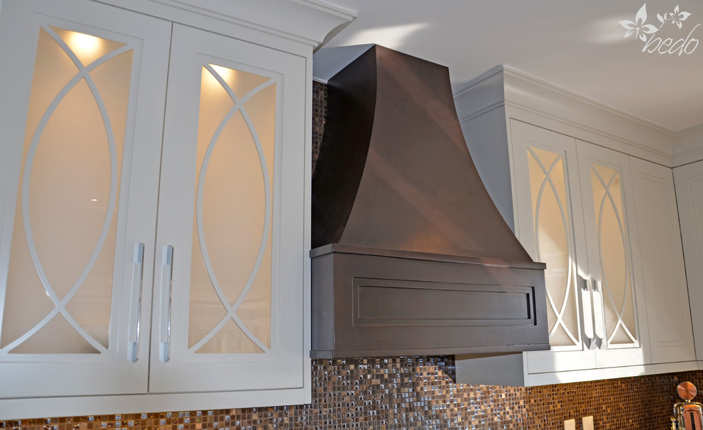 Example of a mid-sized transitional l-shaped dark wood floor eat-in kitchen design in Toronto with a double-bowl sink, shaker cabinets, white cabinets, quartz countertops, brown backsplash, mosaic tile backsplash, stainless steel appliances and an island