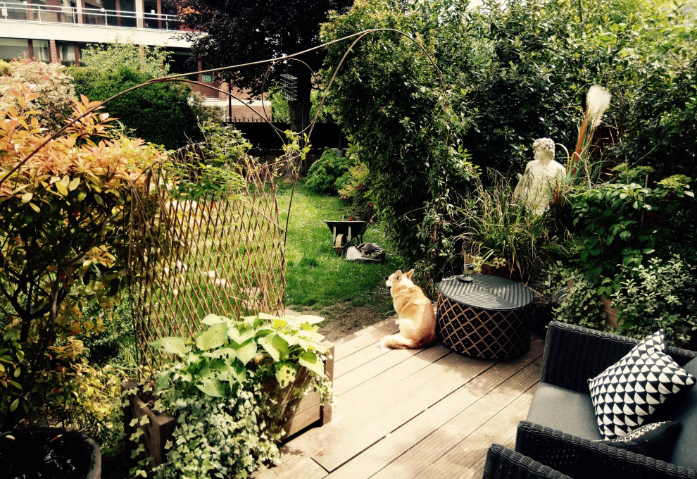 На фото: маленький весенний участок и сад на внутреннем дворе в стиле ретро с растениями в контейнерах и полуденной тенью для на участке и в саду