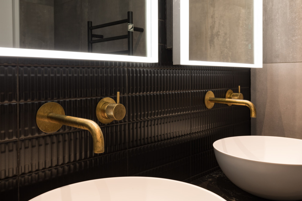 Exempel på ett mellanstort industriellt en-suite badrum, med släta luckor, skåp i slitet trä, en öppen dusch, porslinskakel, svarta väggar, betonggolv, bänkskiva i akrylsten, svart golv och med dusch som är öppen