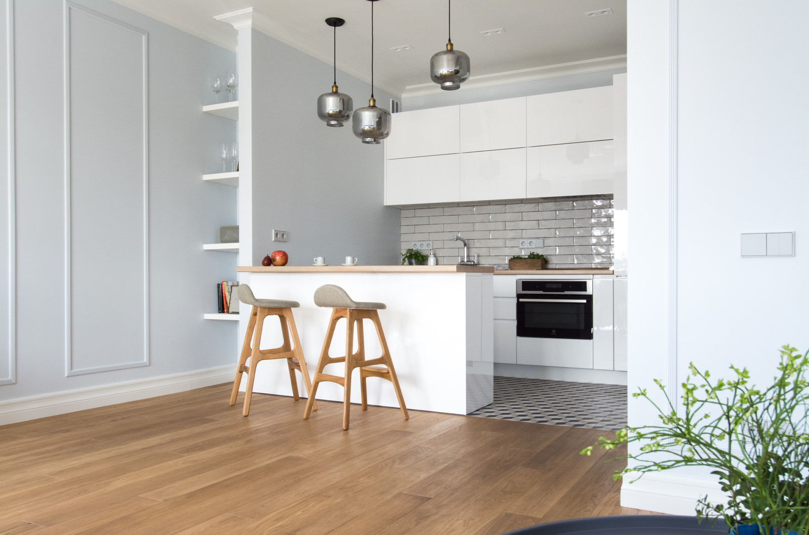 Легкая квартира с темной спальней