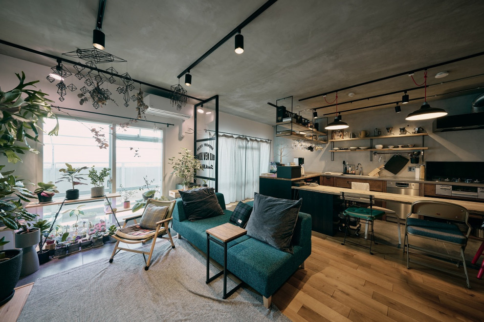 This is an example of an industrial living room in Kobe.