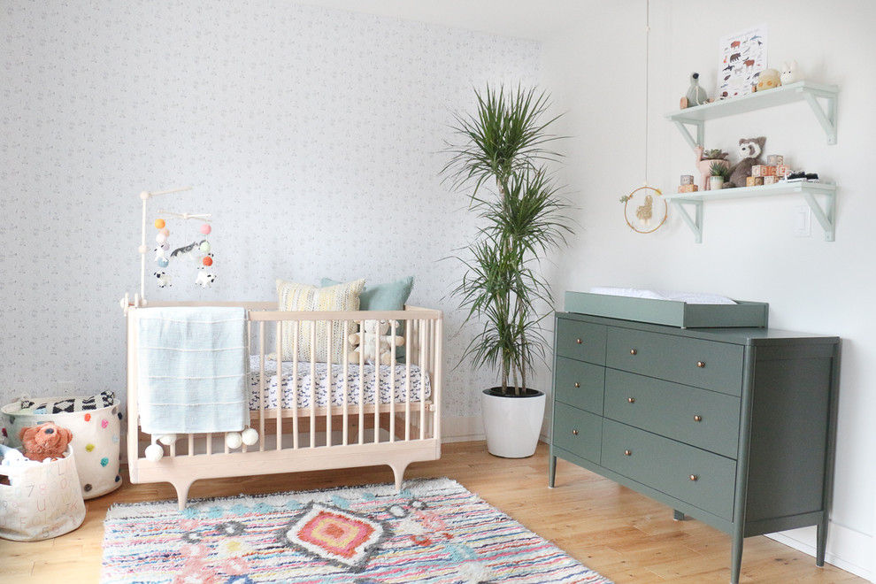 Diseño de habitación de bebé minimalista de tamaño medio