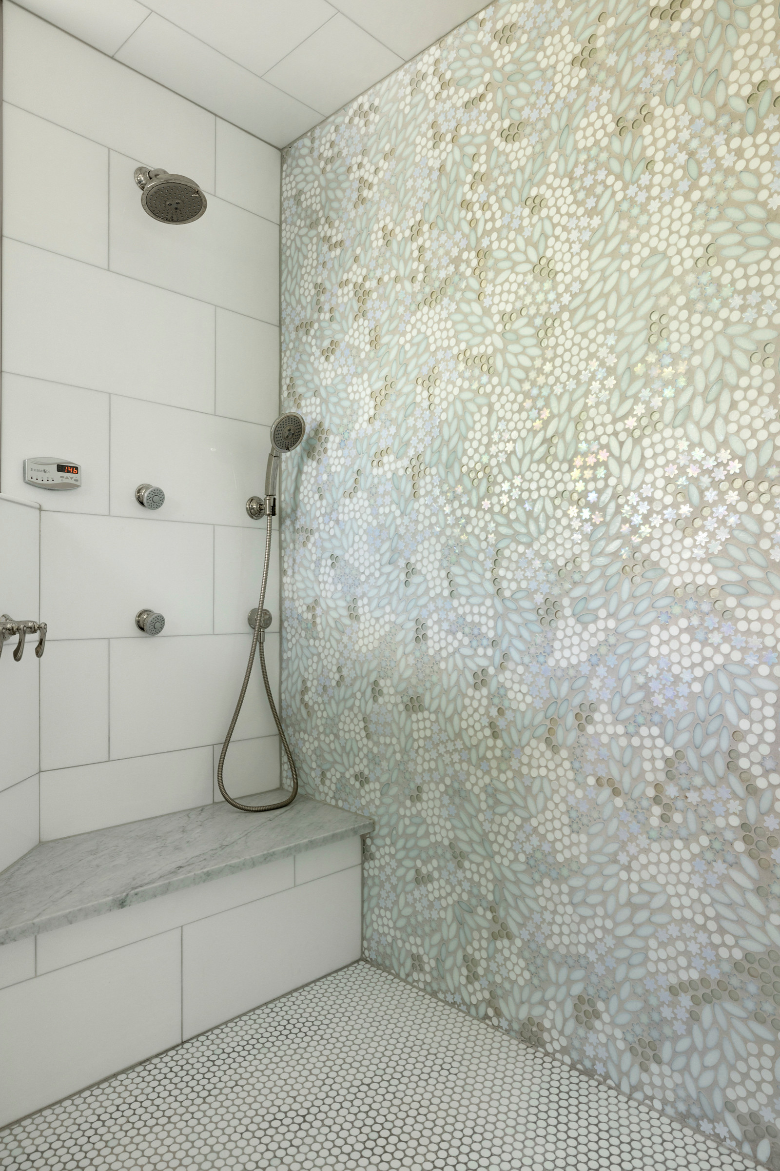 75 photos et idées déco de salles de bain avec mosaïque et un sol en galet  - Février 2023 | Houzz FR