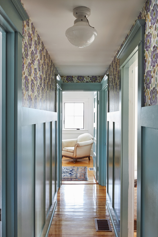Ispirazione per un piccolo ingresso o corridoio con pareti blu, parquet chiaro, pavimento marrone e carta da parati