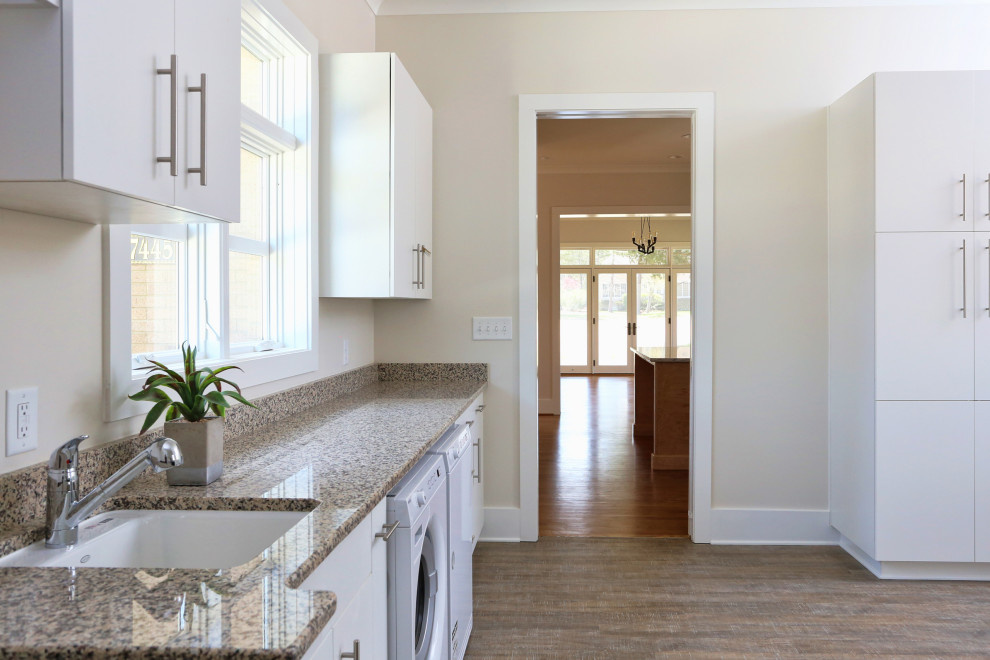 Transitional home design photo in Raleigh