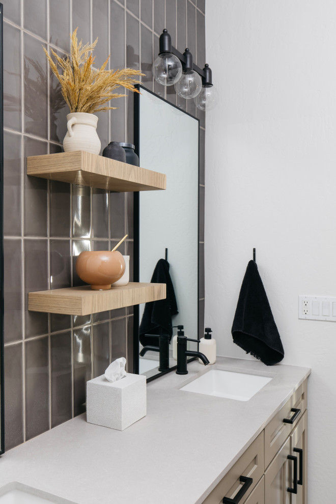 Transitional home design photo in Phoenix