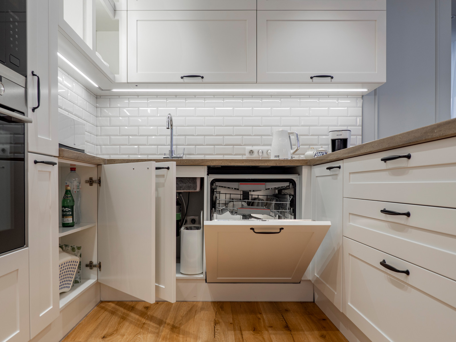 Стильная неоклассическая кухне в белом цвете