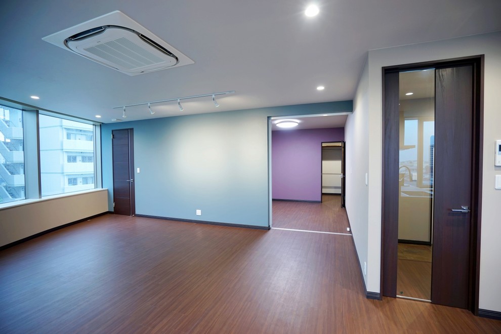 Mittelgroßes, Offenes Modernes Wohnzimmer mit grauer Wandfarbe, Sperrholzboden, braunem Boden, Tapetendecke und Tapetenwänden in Sonstige