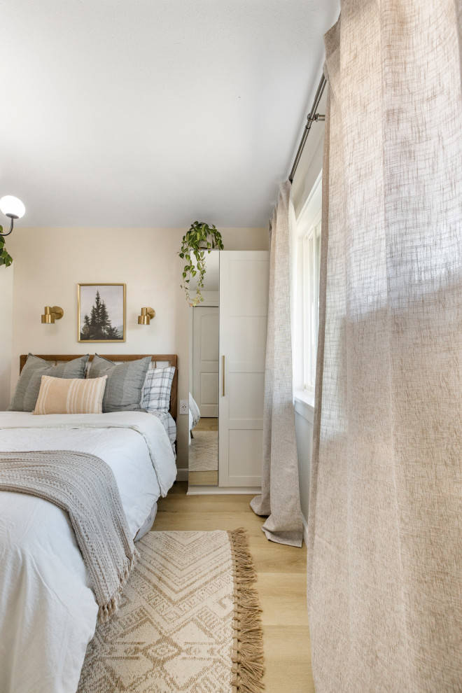 Aménagement d'une chambre d'amis contemporaine de taille moyenne avec un mur blanc, un sol en vinyl et un sol beige.