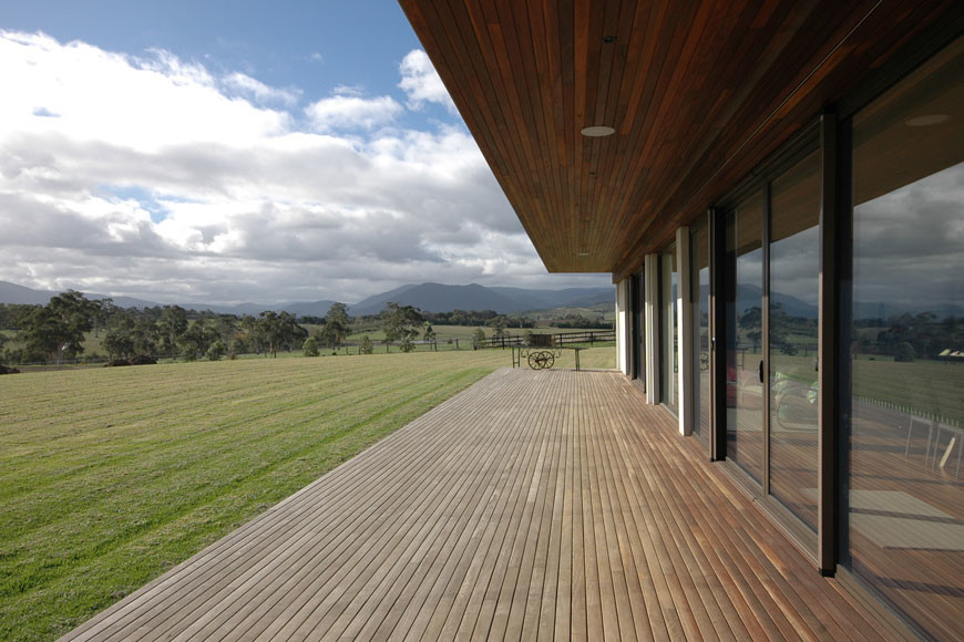 Photo of a contemporary deck in Melbourne.
