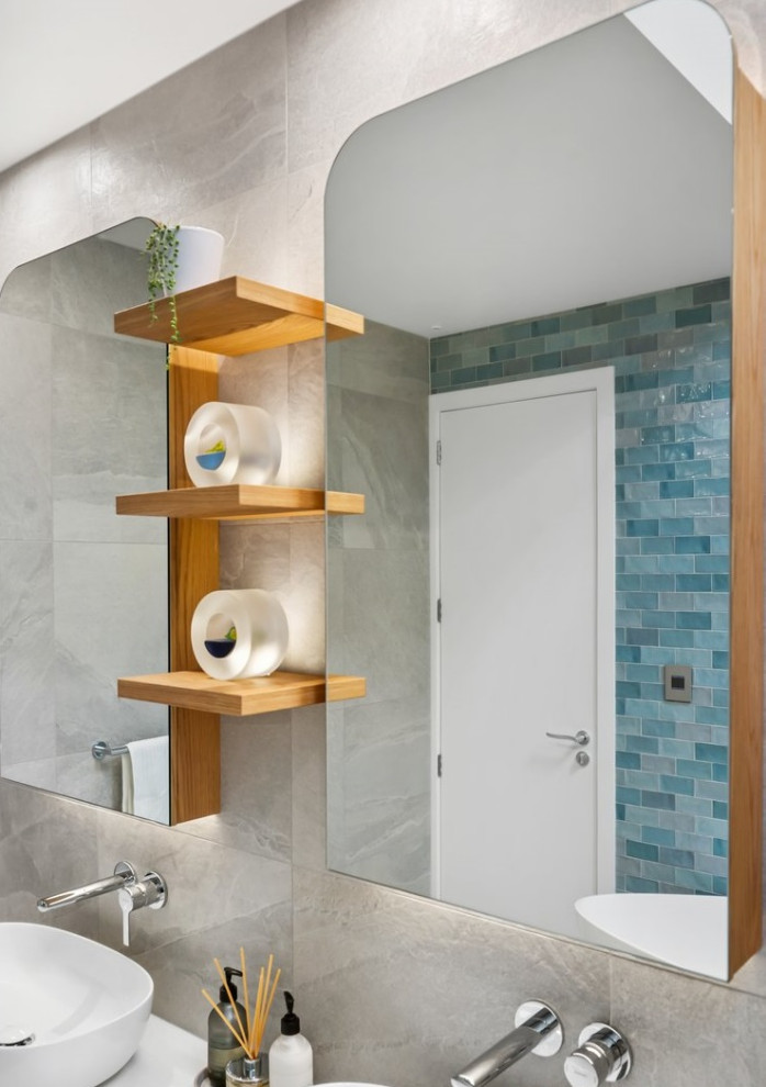 Идея дизайна: большая главная ванная комната в стиле модернизм с фасадами островного типа, серыми фасадами, отдельно стоящей ванной, душевой комнатой, унитазом-моноблоком, разноцветной плиткой, плиткой из листового камня, синими стенами, полом из керамогранита, настольной раковиной, столешницей из искусственного кварца, серым полом, открытым душем, белой столешницей, тумбой под две раковины, подвесной тумбой, балками на потолке и стенами из вагонки