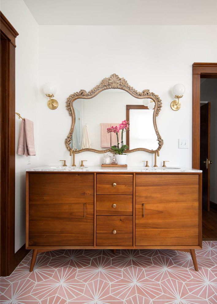 Idéer för att renovera ett mellanstort eklektiskt vit vitt en-suite badrum, med släta luckor, bruna skåp, vita väggar, klinkergolv i porslin, marmorbänkskiva och rosa golv