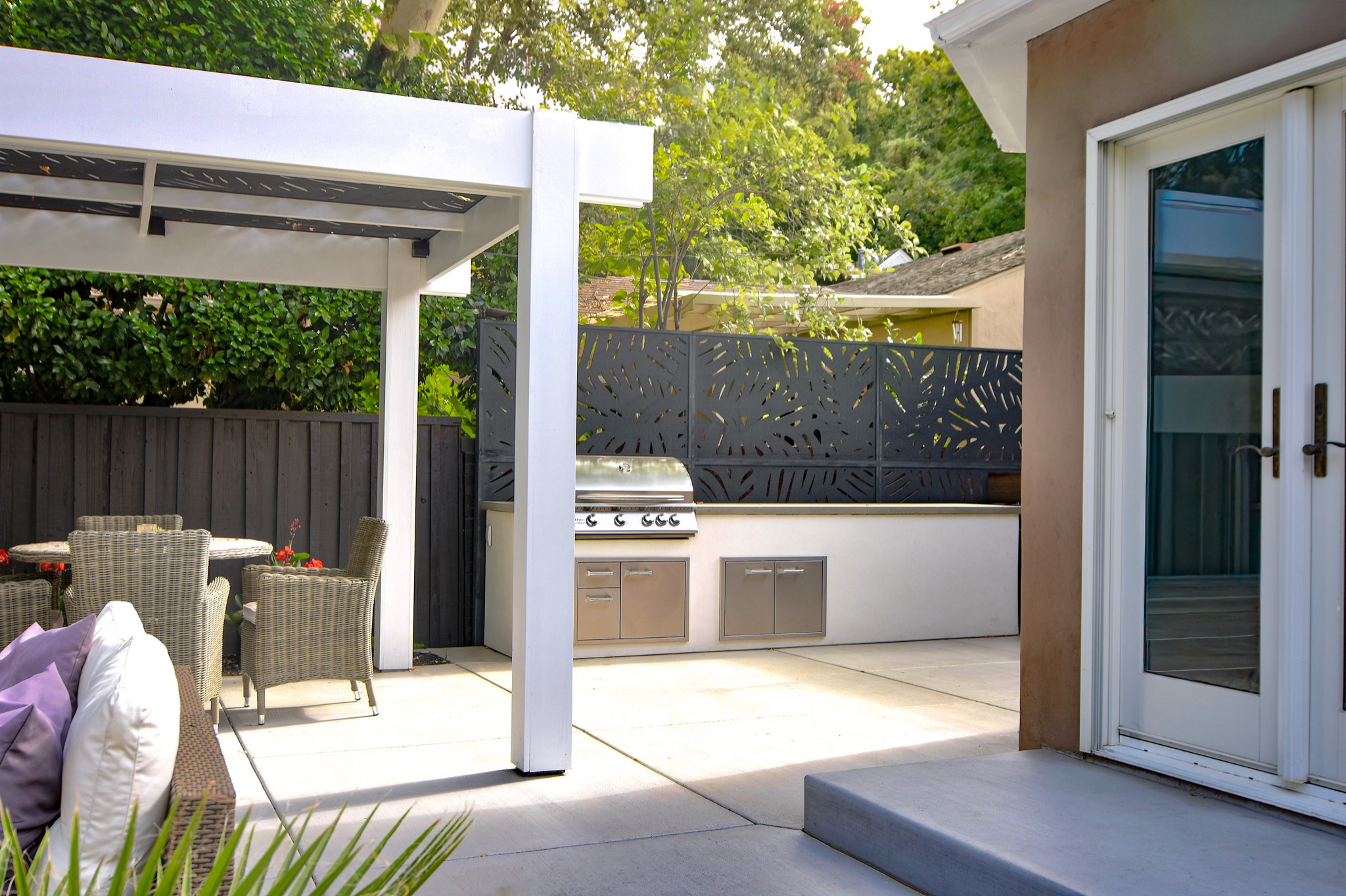 Modern Pergola and Kitchen Creating an Inviting Outdoor Space