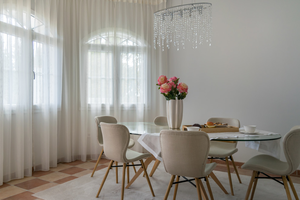 Diseño de comedor de cocina clásico renovado pequeño con paredes grises