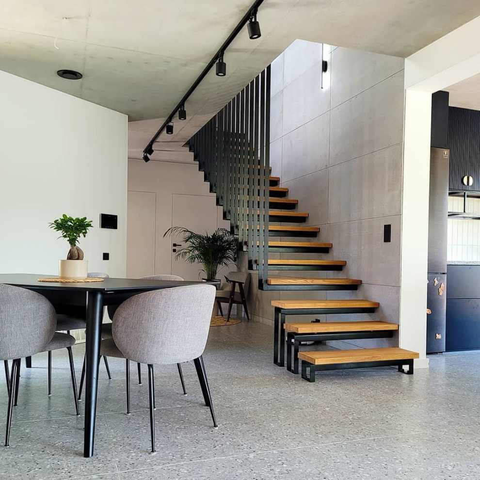 Стильный дизайн: прямая лестница среднего размера в современном стиле с деревянными ступенями и металлическими перилами без подступенок - последний тренд
