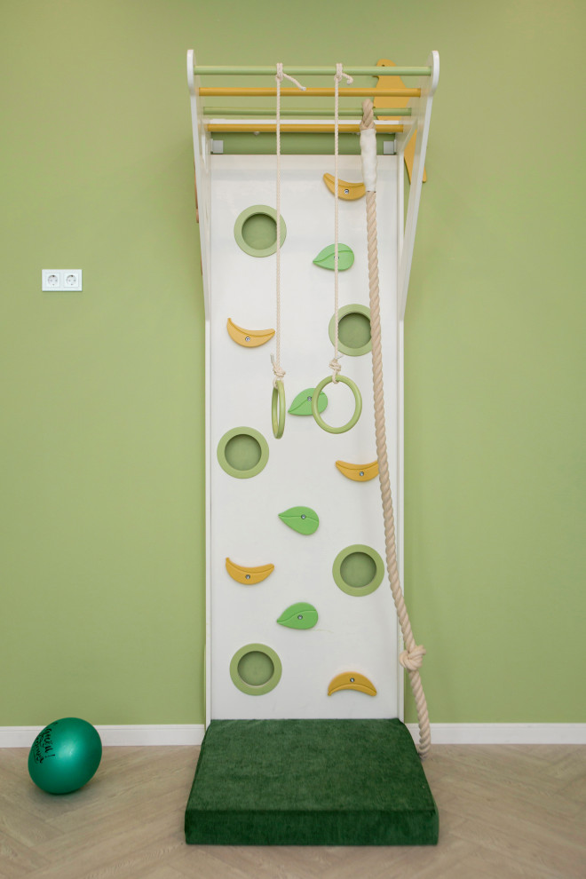 На фото: нейтральная детская с игровой среднего размера с зелеными стенами, светлым паркетным полом и бежевым полом для ребенка от 4 до 10 лет с