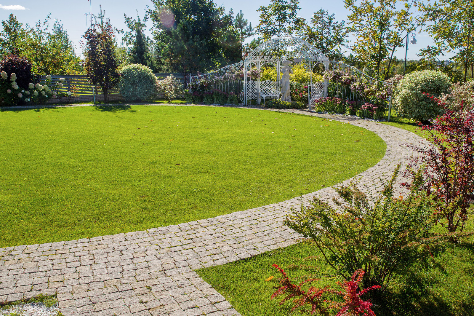 Сад на Пятницком шоссе.  Дизайнер Лариса Юрова