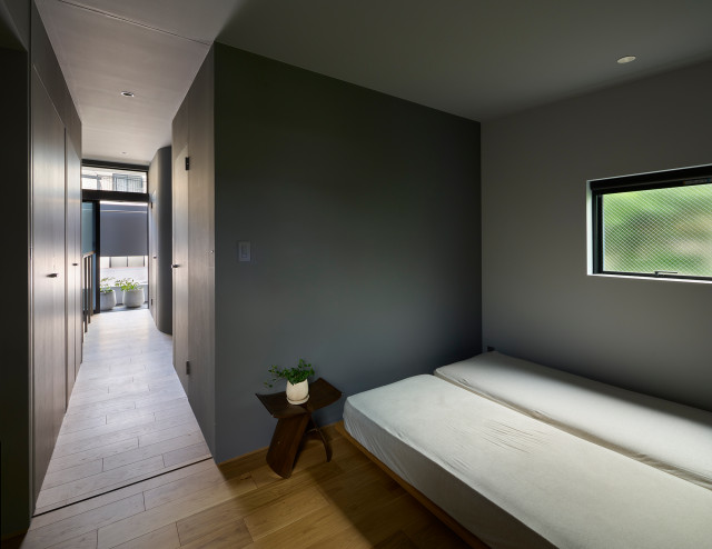 Wall Ajar House moderno-dormitorio