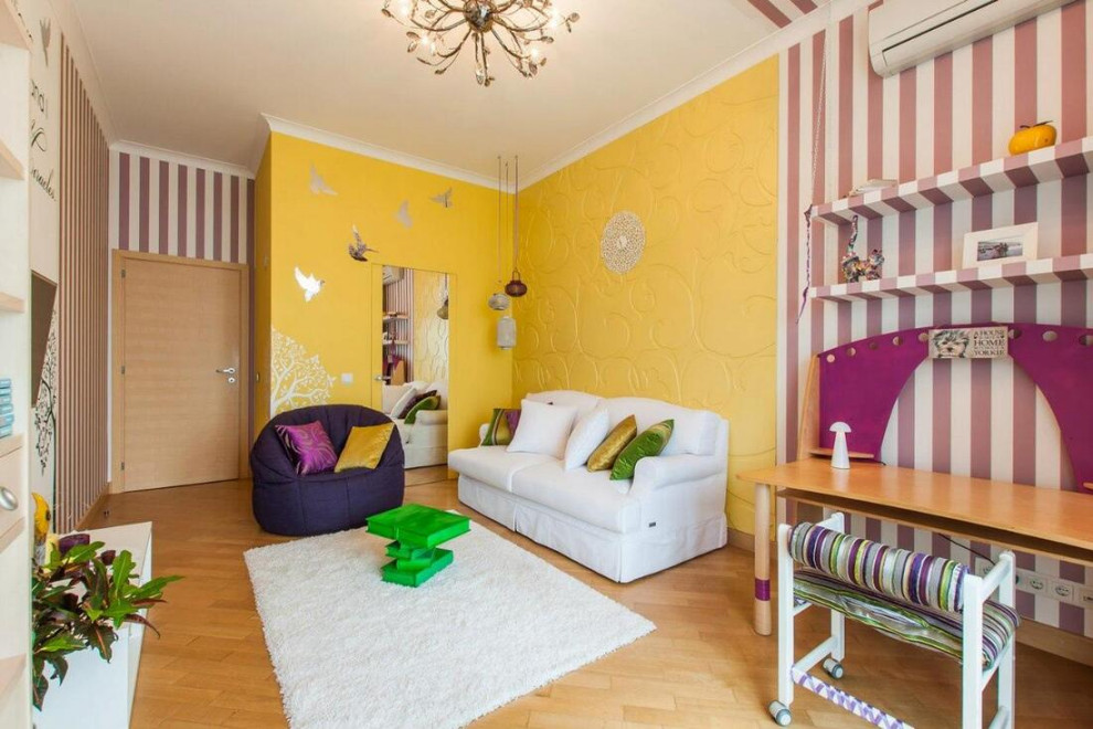На фото: парадная, изолированная гостиная комната среднего размера в современном стиле с желтыми стенами, полом из ламината, бежевым полом, потолком с обоями, обоями на стенах и ковром на полу без камина, телевизора с