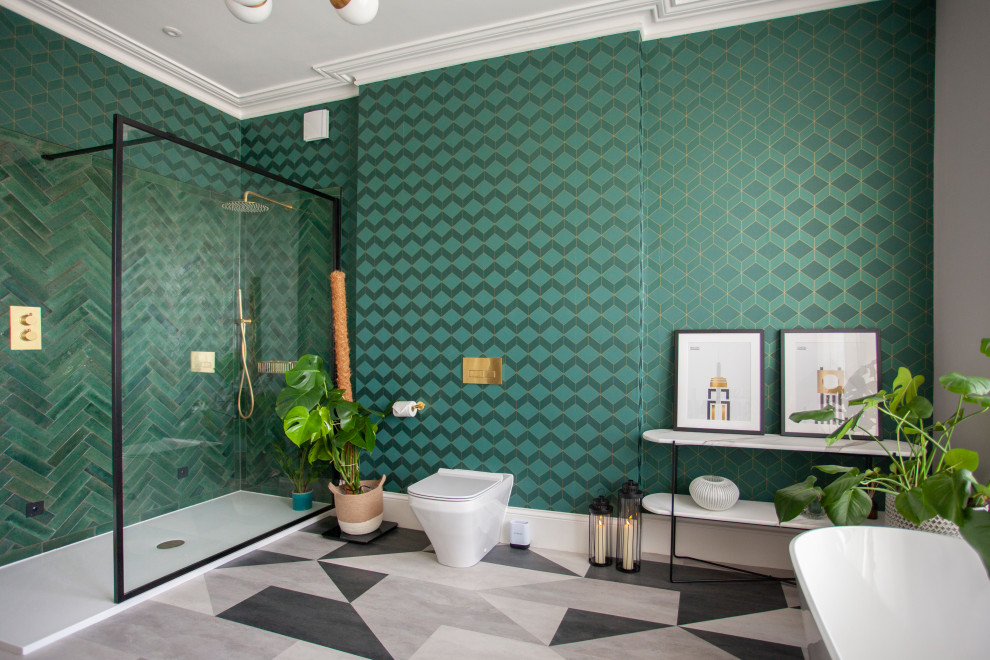 Imagen de cuarto de baño bohemio grande con bañera exenta, ducha abierta y ducha abierta