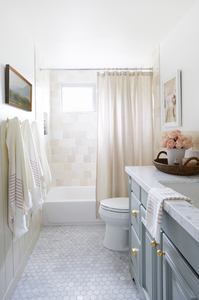 Idee per una stanza da bagno chic di medie dimensioni con top in marmo e un lavabo