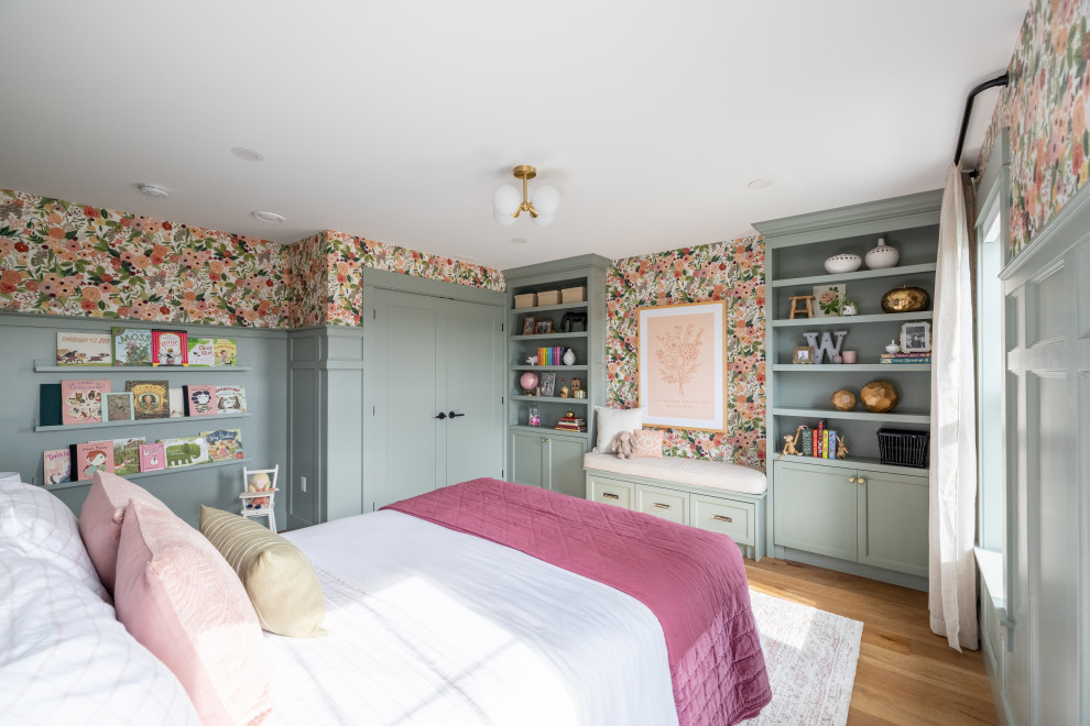 Ejemplo de dormitorio infantil de 4 a 10 años tradicional de tamaño medio con paredes verdes, suelo de madera clara y panelado
