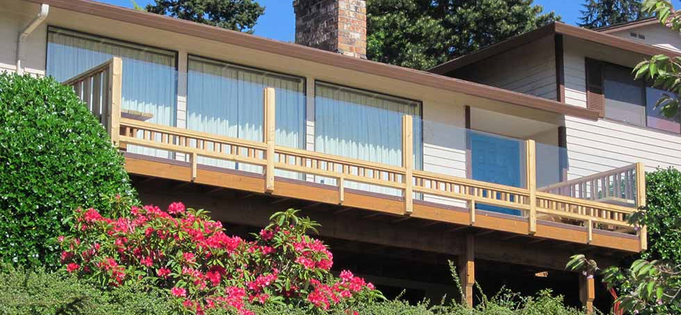 Mid-sized transitional courtyard second story privacy and mixed material railing deck photo with no cover