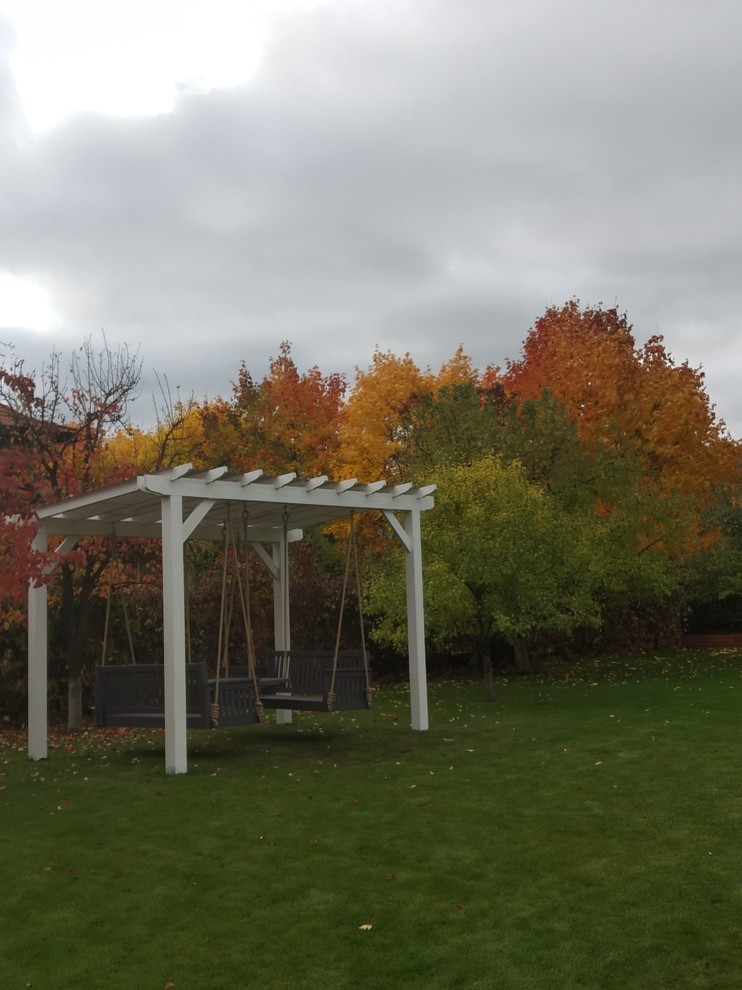 Пергола с качелями и подвесным столиком