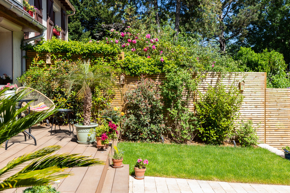 Esempio di un giardino chic esposto in pieno sole di medie dimensioni e davanti casa in estate con pedane