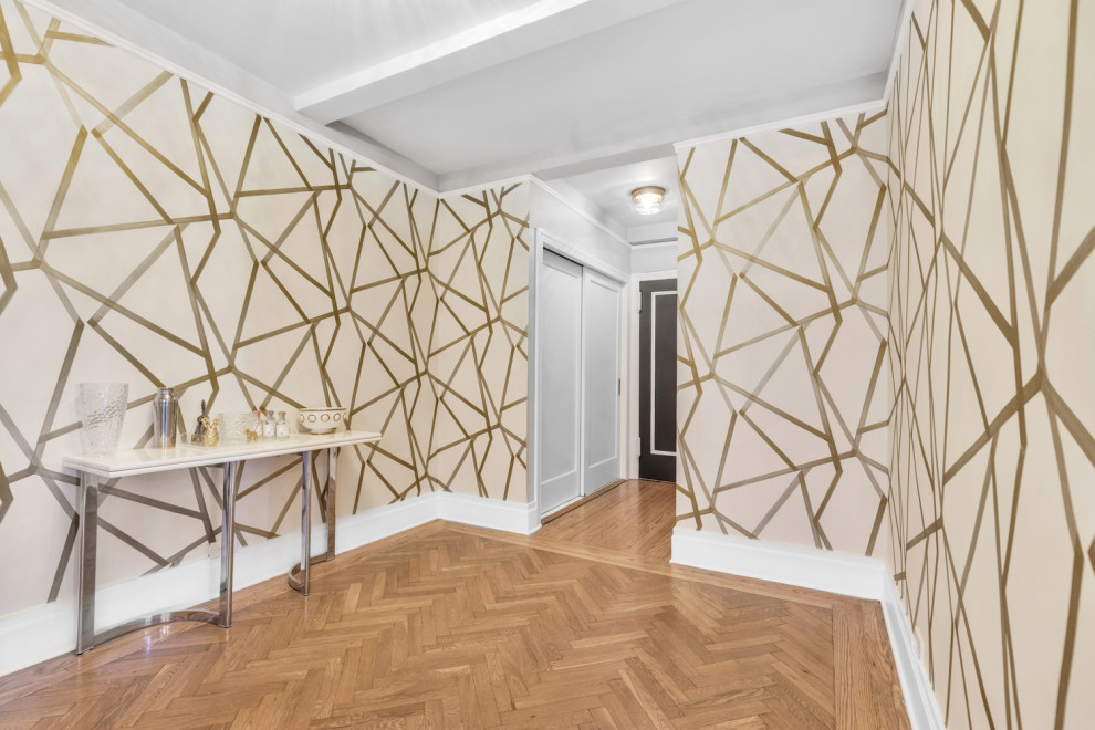Источник вдохновения для домашнего уюта: коридор среднего размера в стиле неоклассика (современная классика) с серыми стенами, светлым паркетным полом, коричневым полом и обоями на стенах