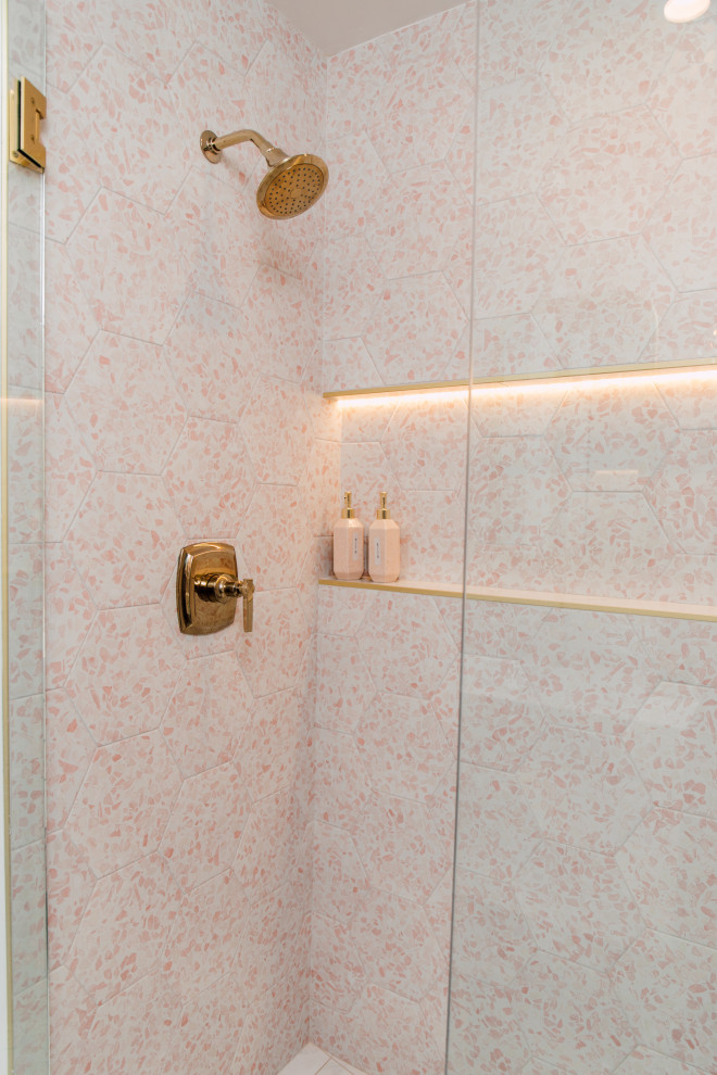 На фото: ванная комната среднего размера в стиле ретро с плоскими фасадами, белыми фасадами, душем без бортиков, раздельным унитазом, розовой плиткой, керамогранитной плиткой, белыми стенами, полом из керамогранита, душевой кабиной, монолитной раковиной, столешницей из искусственного камня, белым полом, душем с распашными дверями, белой столешницей, нишей, тумбой под две раковины, подвесной тумбой и обоями на стенах