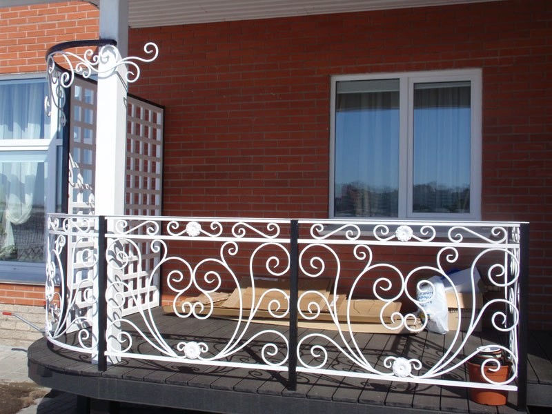 Декоративное ограждение крыльца