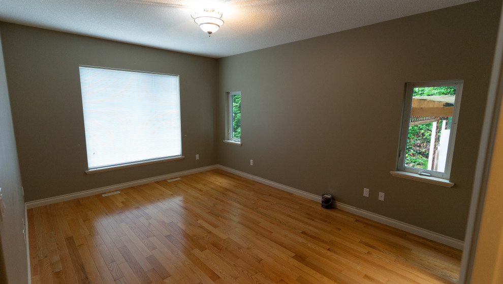 Foto de dormitorio clásico grande con paredes beige, suelo de madera clara y suelo naranja