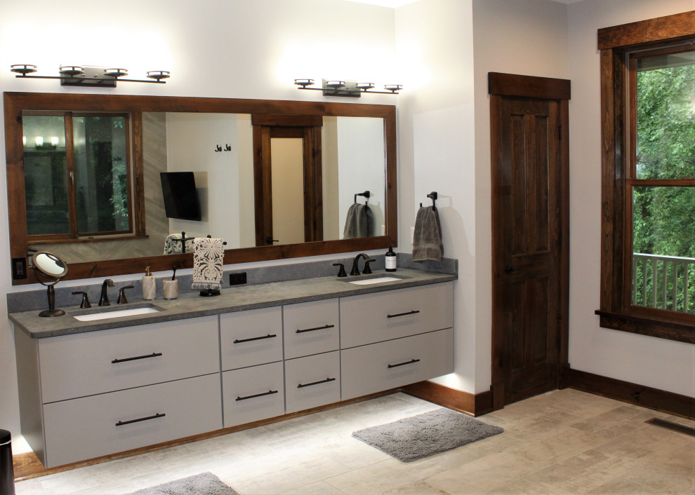 Klassisk inredning av ett stort grå grått en-suite badrum, med ett undermonterat badkar, våtrum, beige kakel, keramikplattor, klinkergolv i keramik, granitbänkskiva, grått golv och med dusch som är öppen
